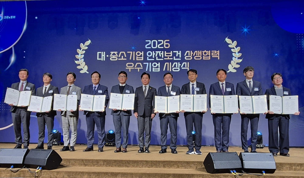 [참고사진] 안전환경 상생협력 우수기업 시상식에서 삼성전기 정해석 부사장(오른쪽에서 두번째)이 수상자들과 기념촬영을 하고 있다 1.jpg