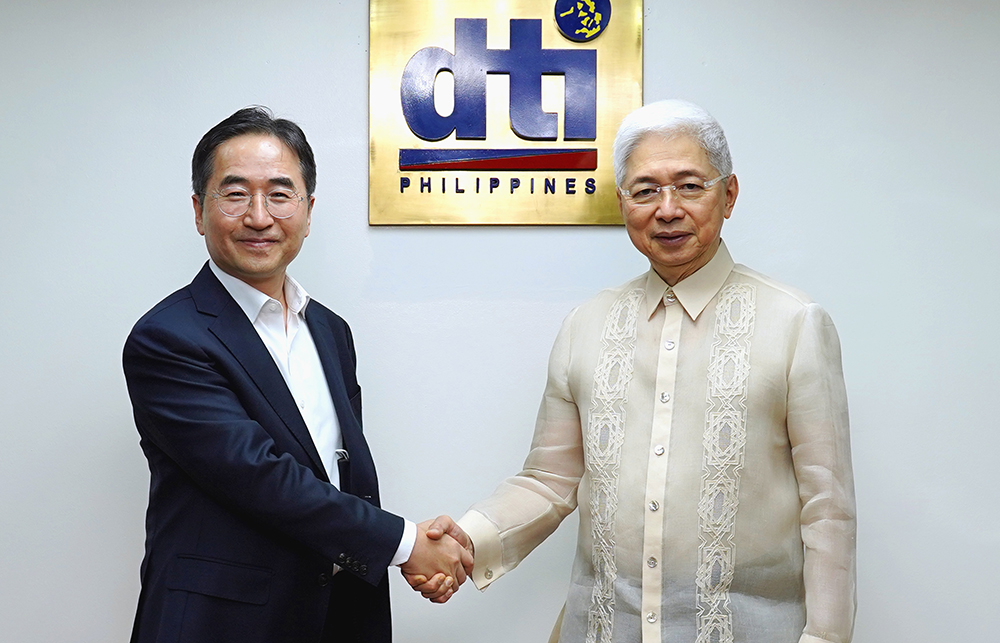 삼성전기 대표이사 장덕현 사장(사진 왼쪽)이 15일 필리핀 마닐라에서 알프레도 파스쿠알 필리핀 산업부 장관(사진 오른쪽)을 만나 2030부산엑스포 지지를 요청했다