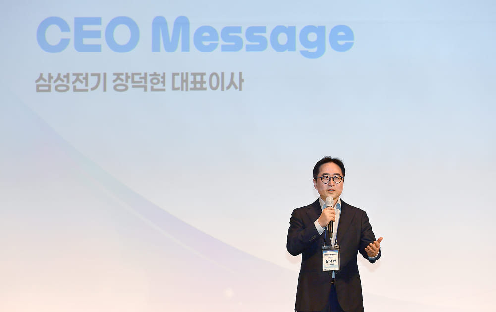 [참고사진]삼성전기 장덕현 사장이 상생협력데이에서 인사말을 하고 있다.jpg