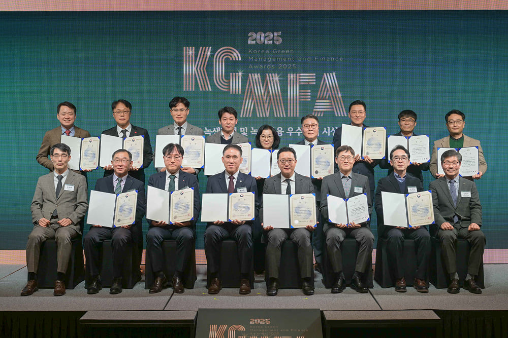 수상자들의 단체사진.jpg