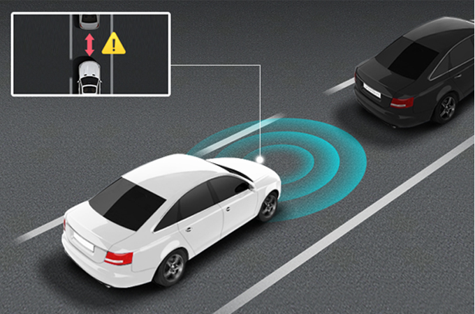 자동차에 설치된 Sensing Camera의 감지 성능을 통해 자동차 간의 간격을 안전하게 유지시켜주는 모습을 설명하는 이미지.
